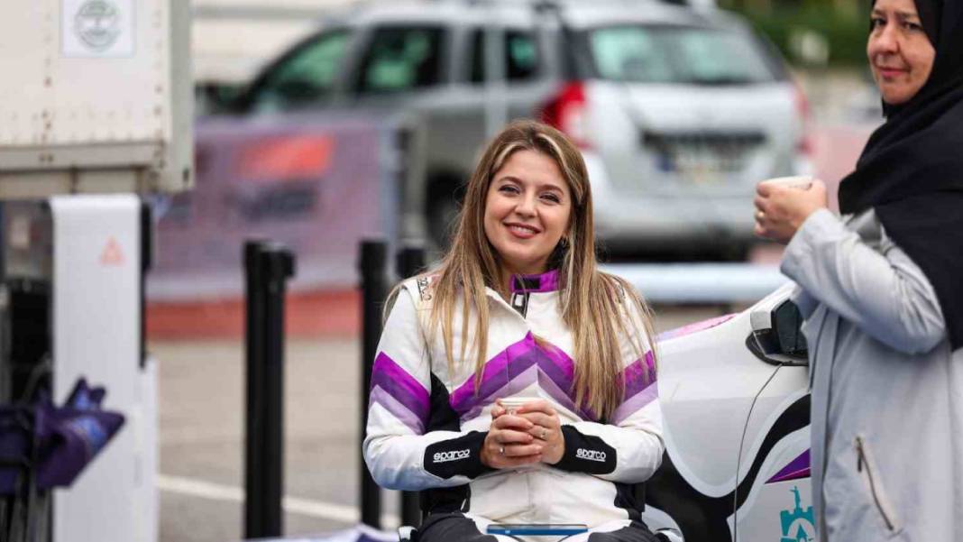 Bir eli direksiyonda, diğer eli gaz ve frende: Kübra rüzgarla yarışıyor! 15